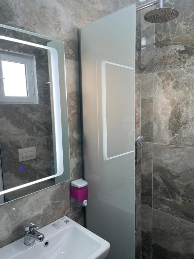 Hotel Frida Himare Bagian luar foto
