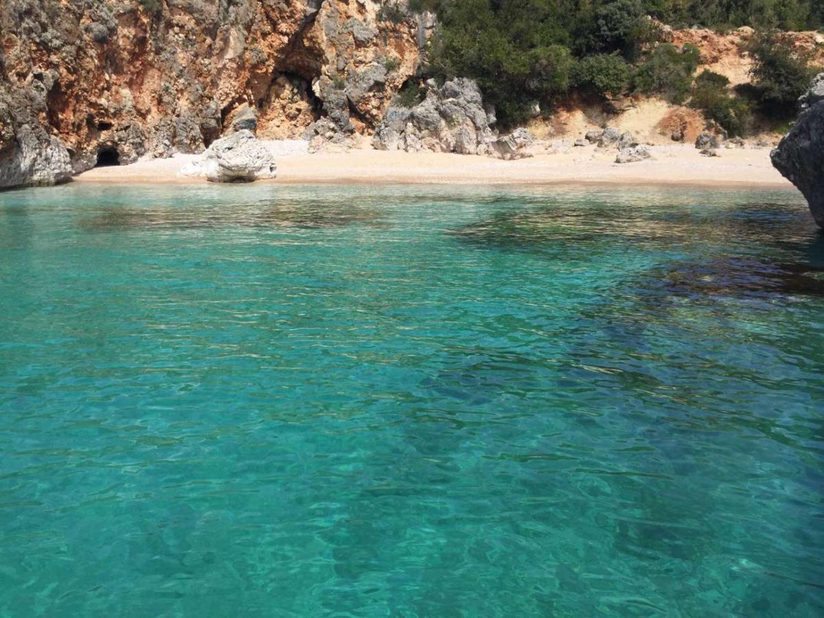 Hotel Frida Himare Bagian luar foto